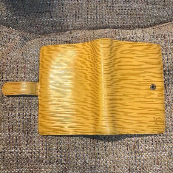 LOUIS VUITTON LV Epi Leather Agenda, Planner, Clutch with Credit Card Cut Outs - Picture 17 of 17